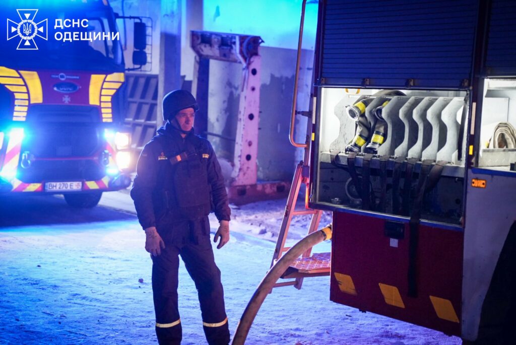 Дронова атака по Одещині: пожежі на підприємствах та порятунок людей