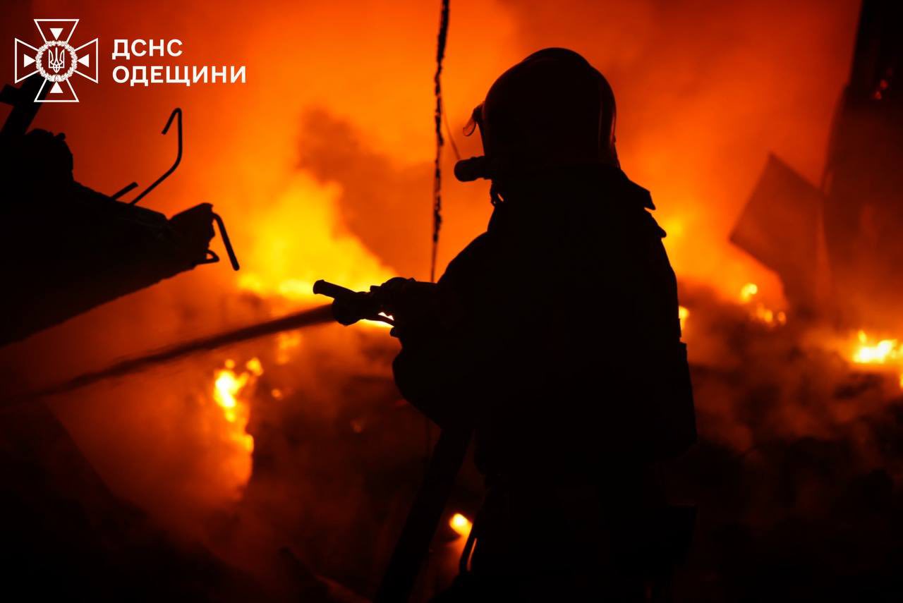 Вночі через масовану атаку РФ по Одесі пошкоджено промислове підприємство: в ДСНС показали світлини ліквідації пожежі