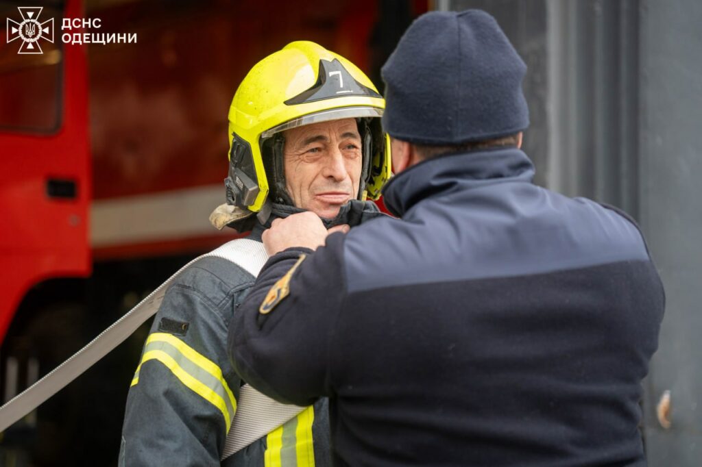 В Одессе с почестями провели на пенсию спасателя (фото, видео)