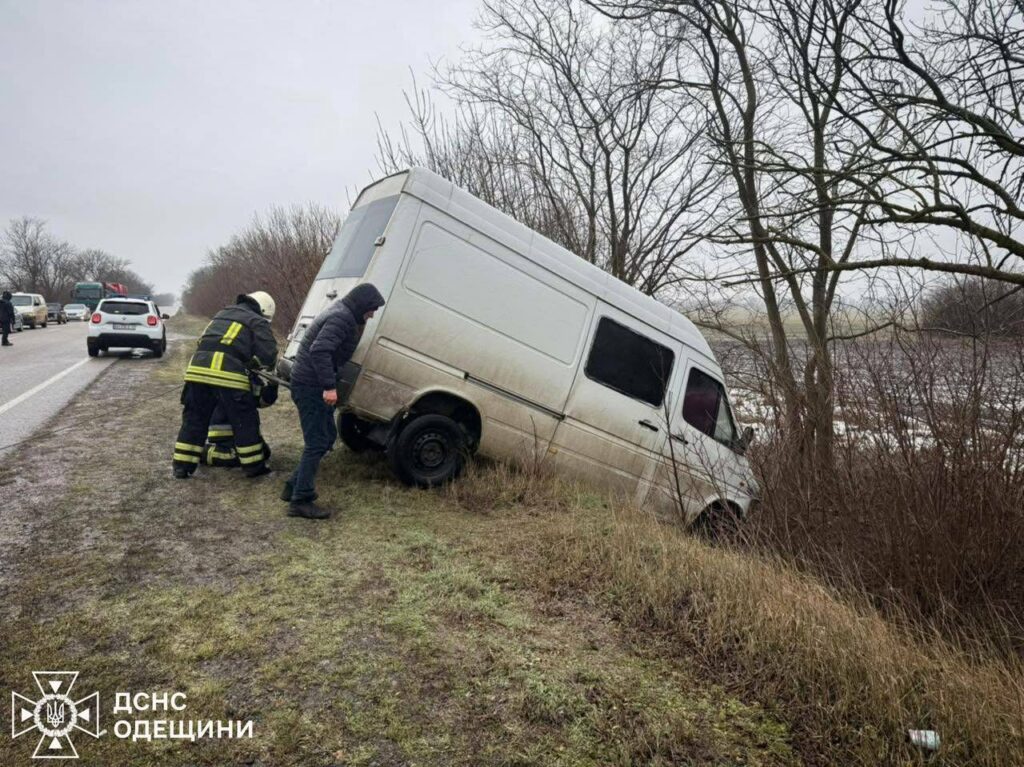 В Белгород-Днестровском районе из-за гололеда два авто съехали в кювет