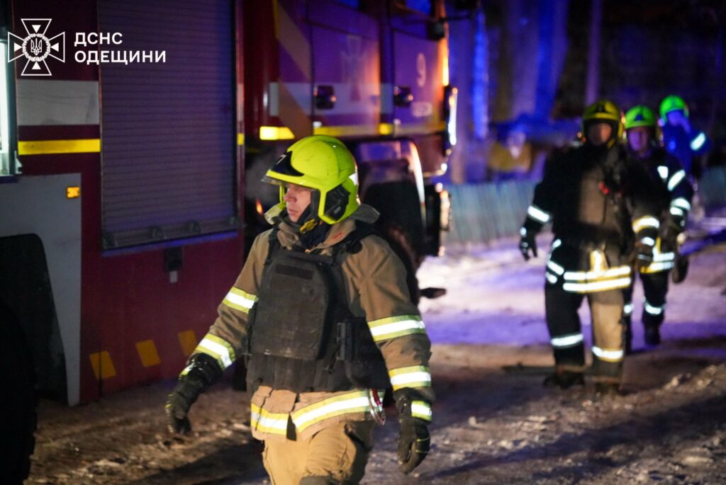 Дронова атака по Одещині: пожежі на підприємствах та порятунок людей