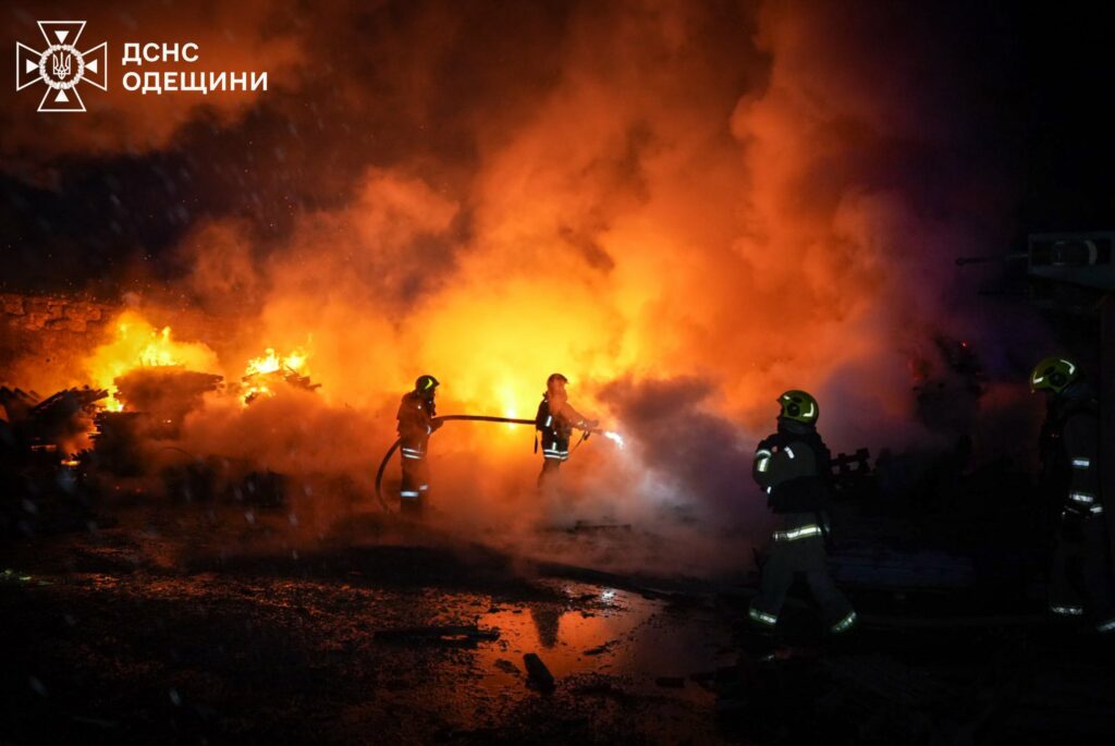 Дронова атака по Одещині: пожежі на підприємствах та порятунок людей