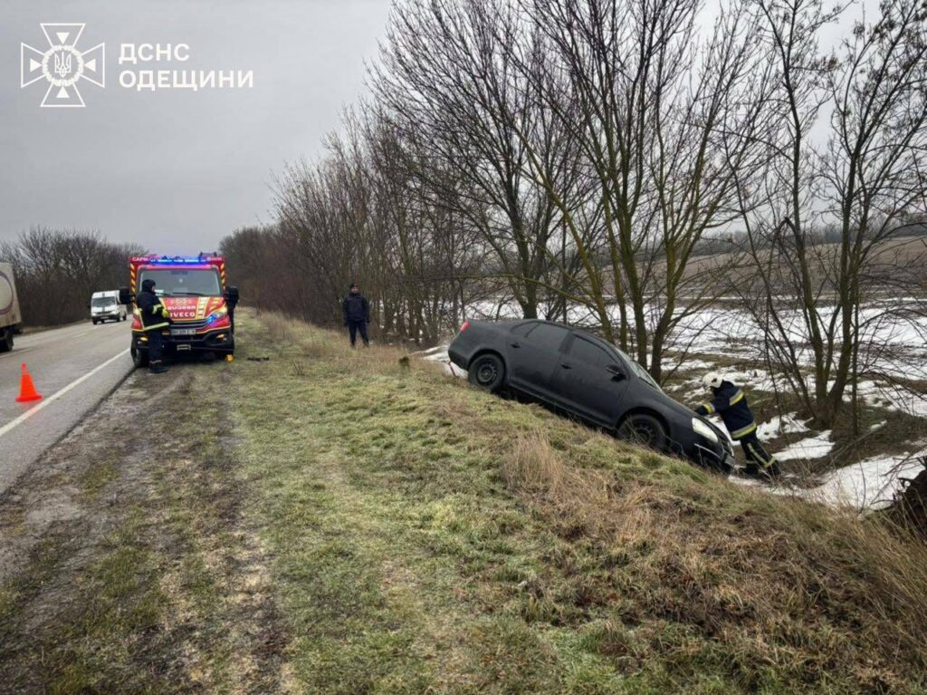 У Білгород-Дністровському районі через ожеледицю два авто з’їхали в кювет