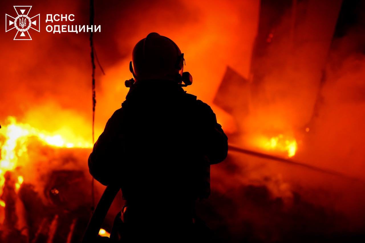 Вночі через масовану атаку РФ по Одесі пошкоджено промислове підприємство: в ДСНС показали світлини ліквідації пожежі