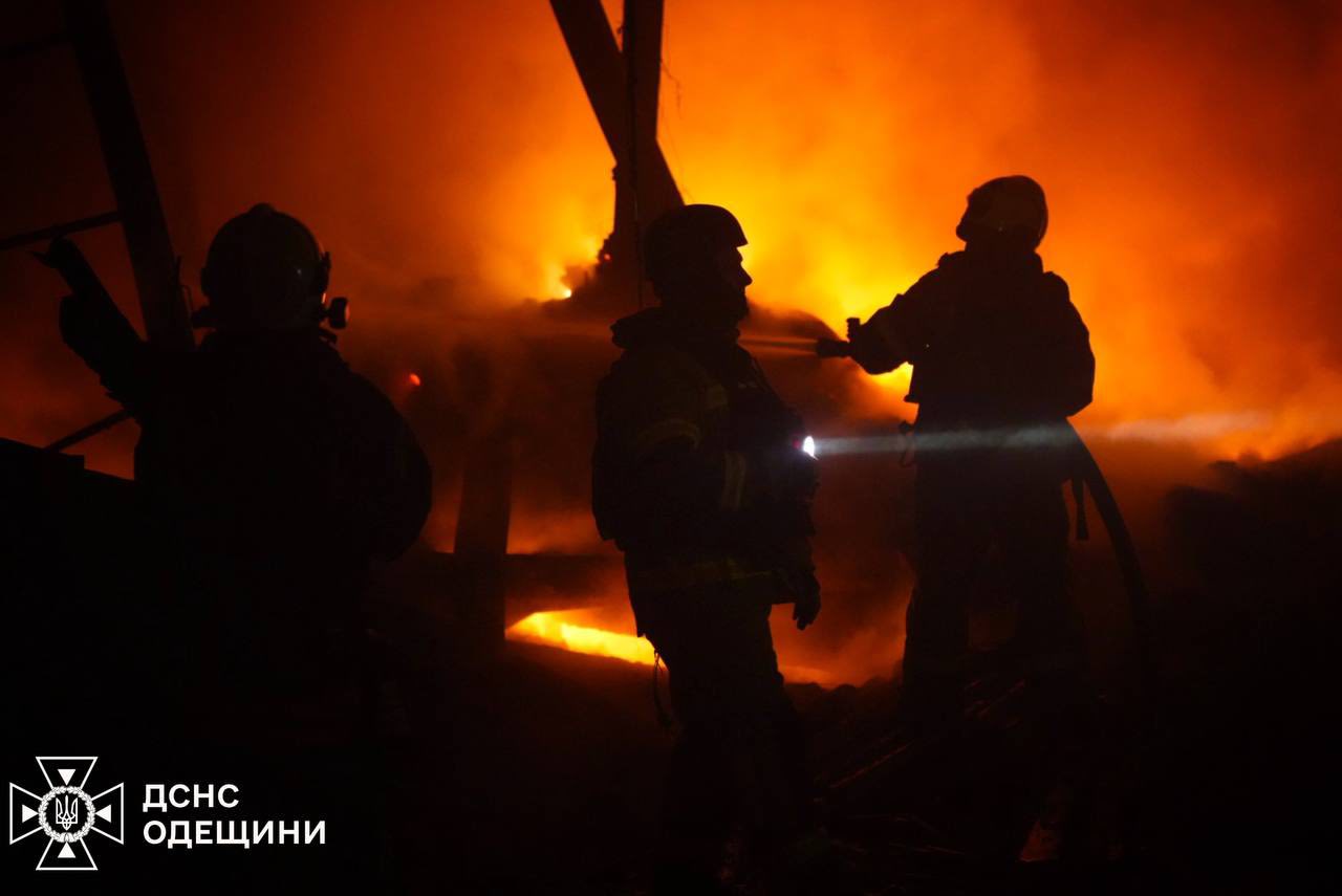Вночі через масовану атаку РФ по Одесі пошкоджено промислове підприємство: в ДСНС показали світлини ліквідації пожежі
