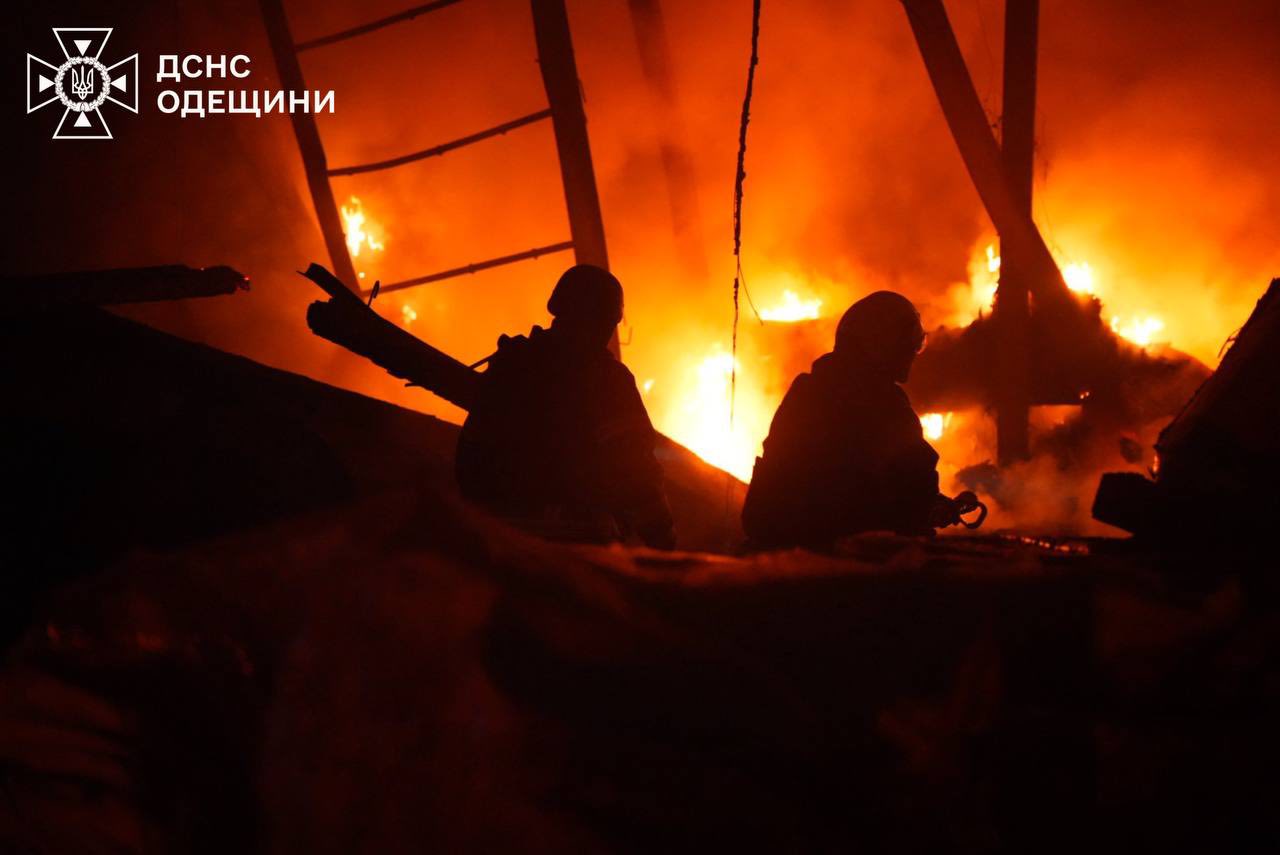 Вночі через масовану атаку РФ по Одесі пошкоджено промислове підприємство: в ДСНС показали світлини ліквідації пожежі