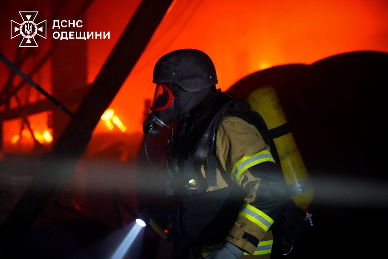 Вночі через масовану атаку РФ по Одесі пошкоджено промислове підприємство: в ДСНС показали світлини ліквідації пожежі