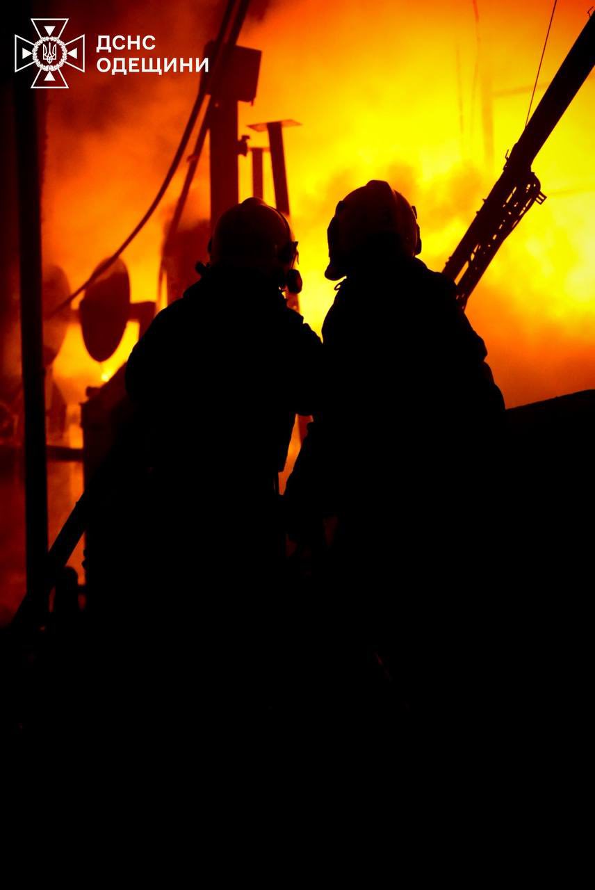 Вночі через масовану атаку РФ по Одесі пошкоджено промислове підприємство: в ДСНС показали світлини ліквідації пожежі