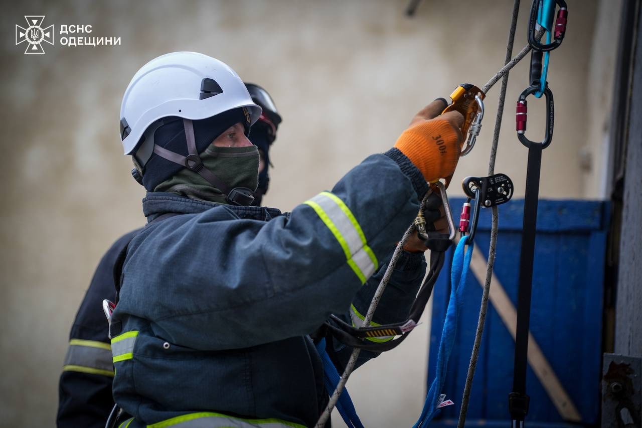 Верхолази з двох областей прибули до Одеси, щоб допомогти місцевим рятувальникам
