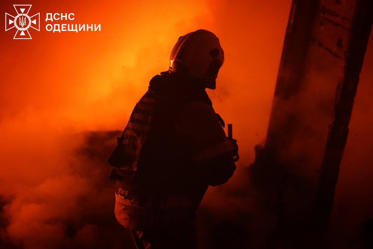 Вночі через масовану атаку РФ по Одесі пошкоджено промислове підприємство: в ДСНС показали світлини ліквідації пожежі