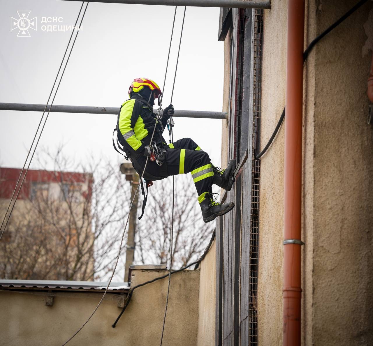 Верхолази з двох областей прибули до Одеси, щоб допомогти місцевим рятувальникам Верхолази з двох областей прибули до Одеси, щоб допомогти місцевим рятувальникам