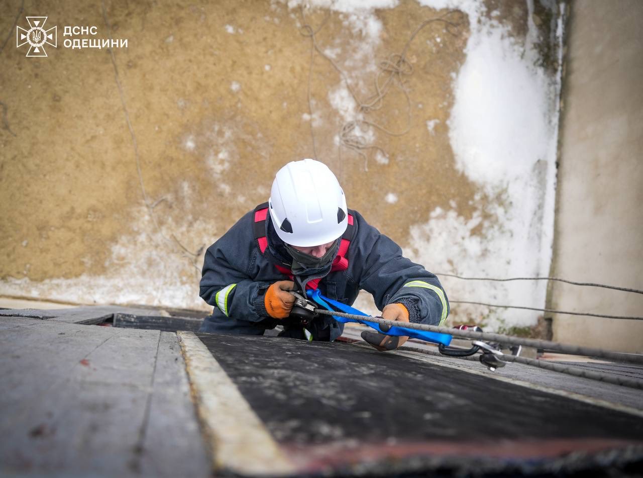Верхолази з двох областей прибули до Одеси, щоб допомогти місцевим рятувальникам