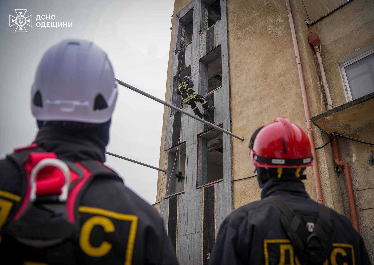 Верхолази з двох областей прибули до Одеси, щоб допомогти місцевим рятувальникам