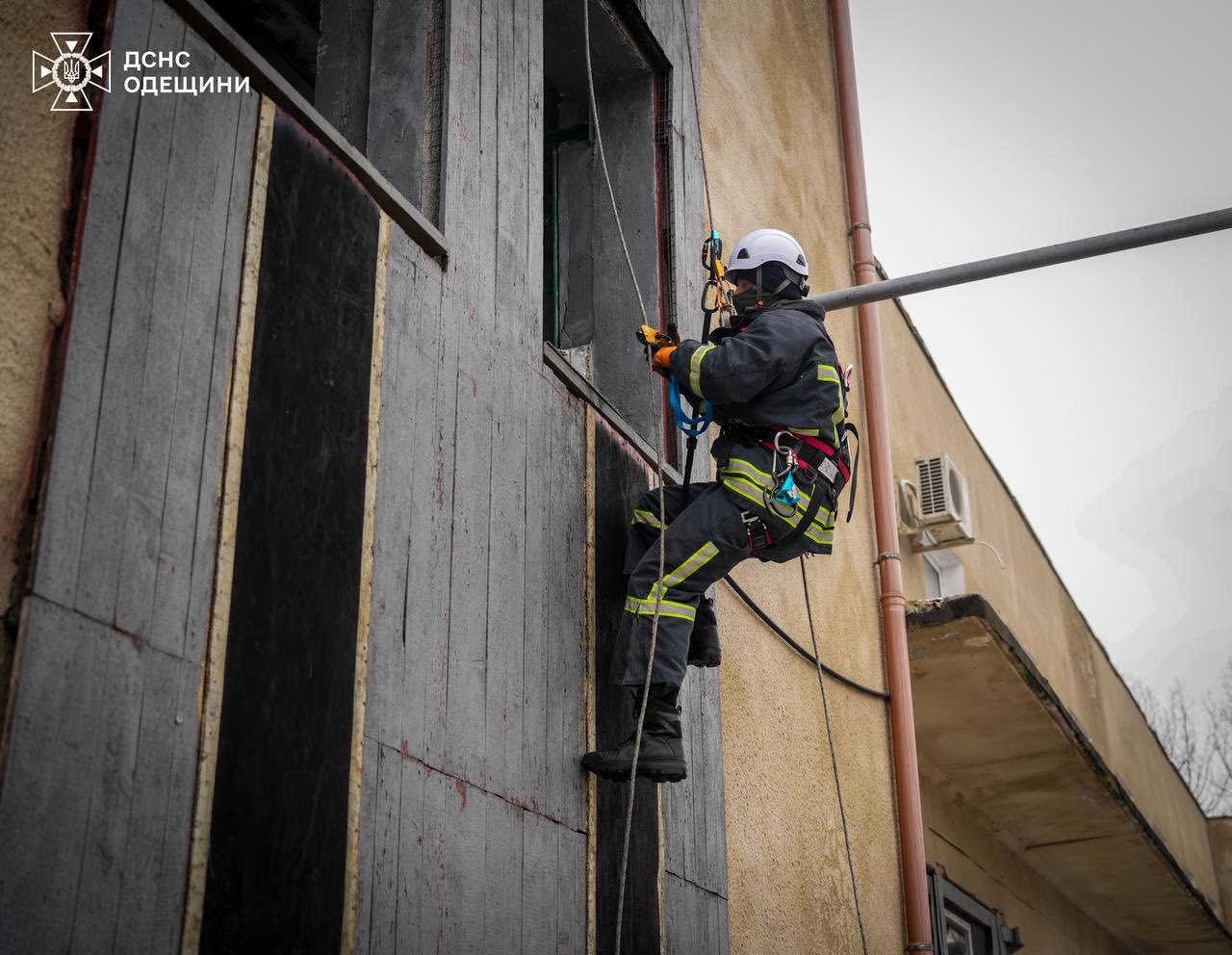 Верхолази з двох областей прибули до Одеси, щоб допомогти місцевим рятувальникам