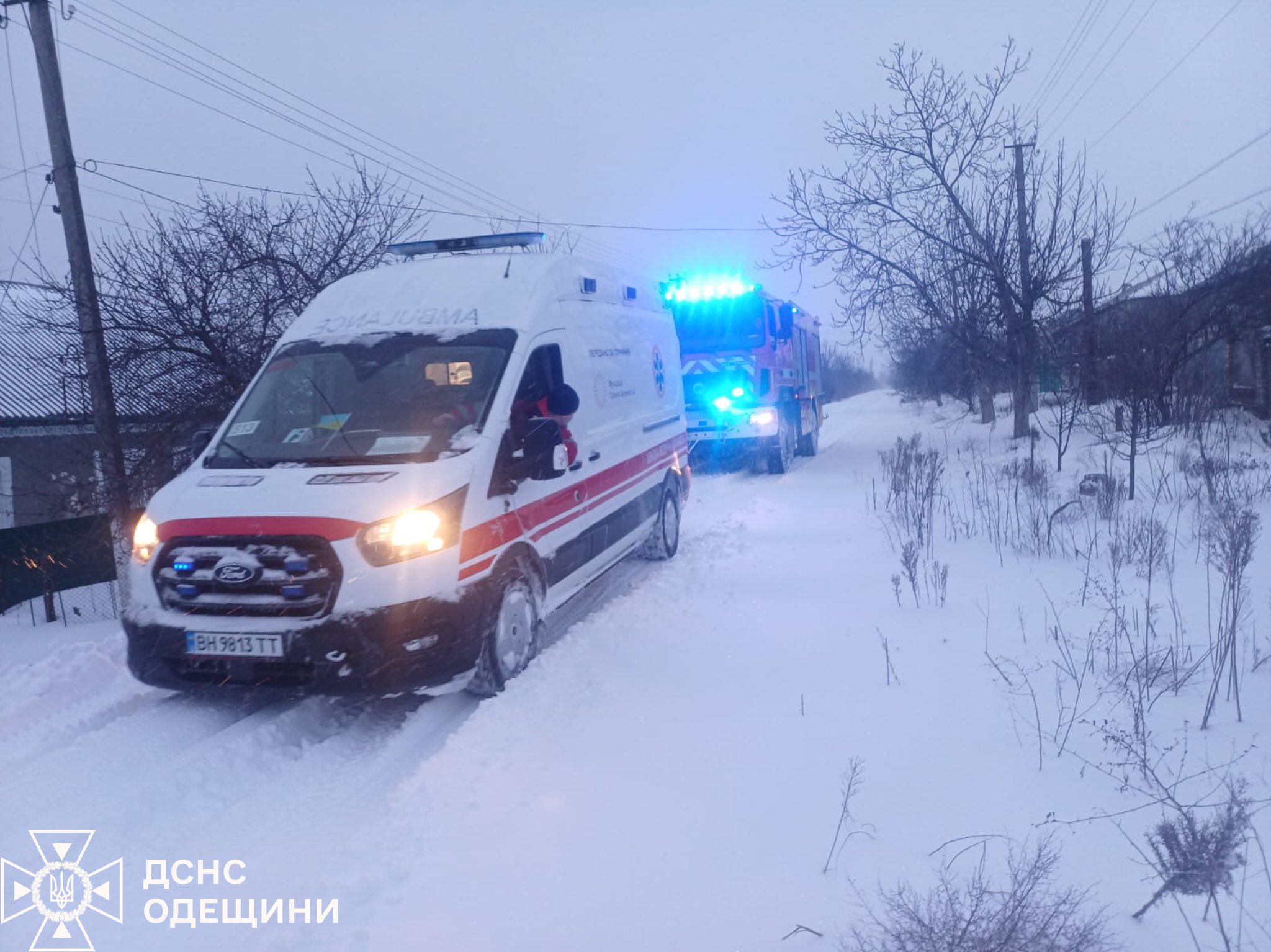 На Одещині рятувальники витягали «швидкі» зі снігових заметів