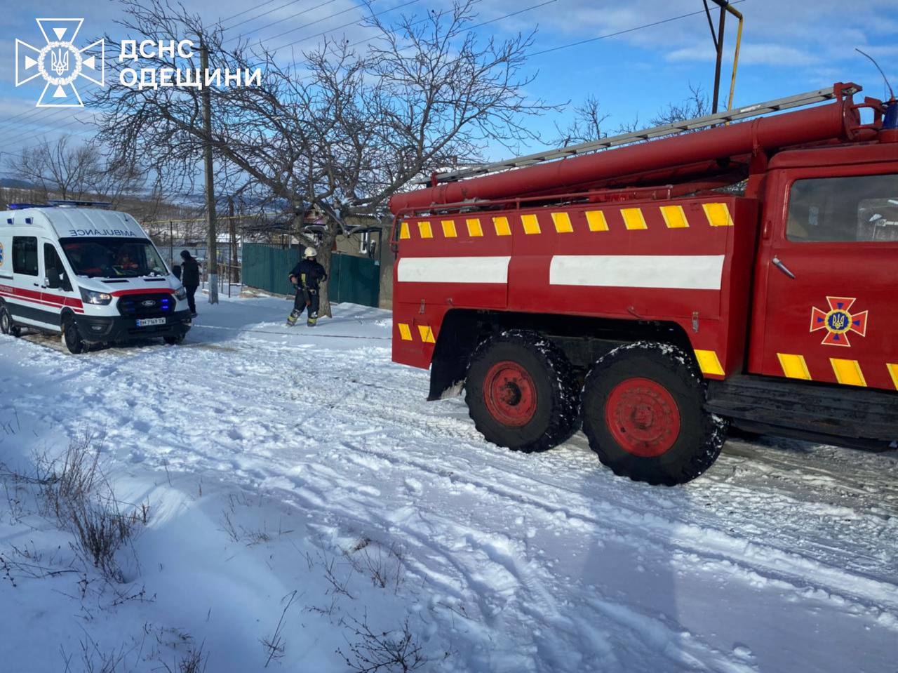 В Одесі та області зі снігових пасток діставали «швидкі», автобуси, вантажівки й легковики