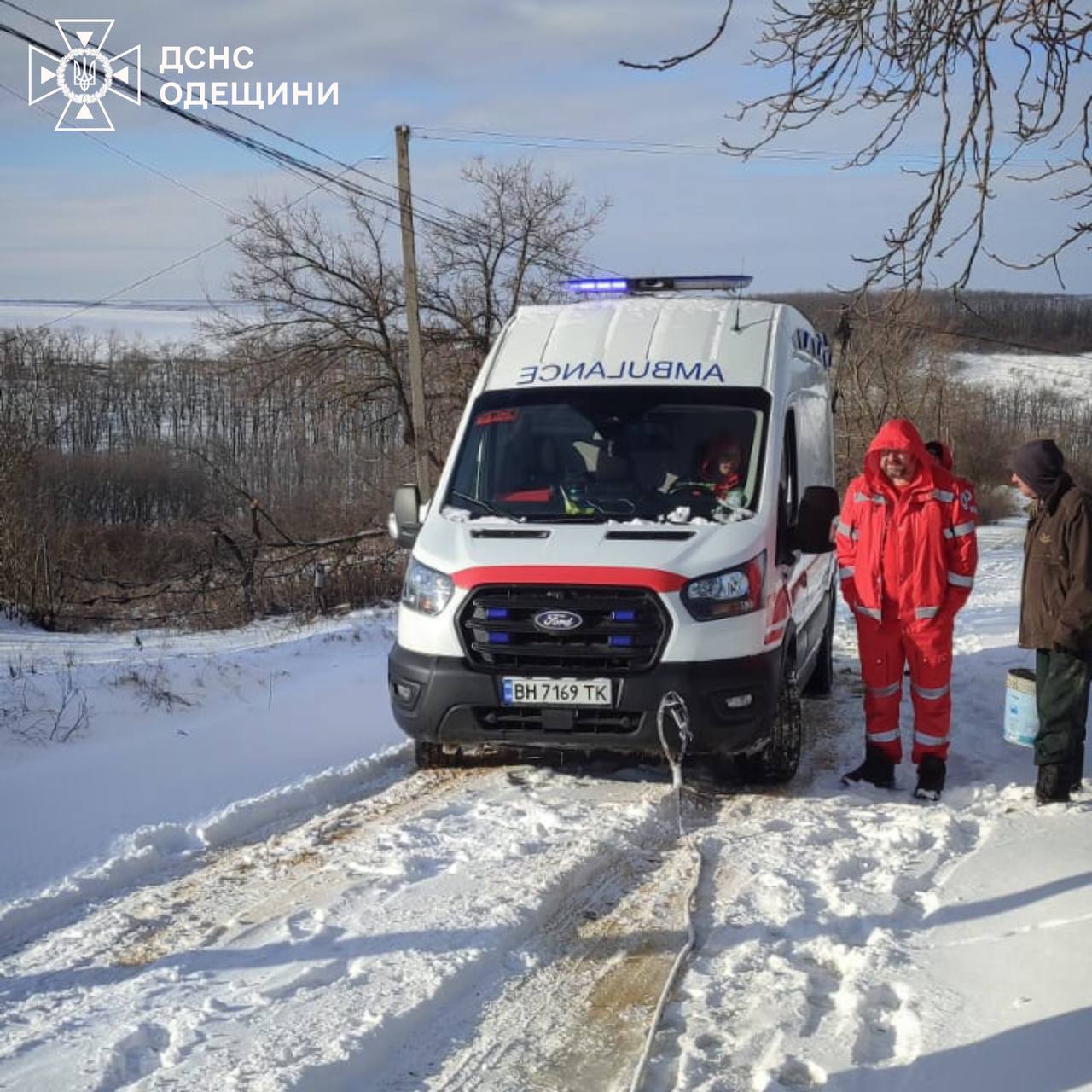 В Одесі та області зі снігових пасток діставали «швидкі», автобуси, вантажівки й легковики