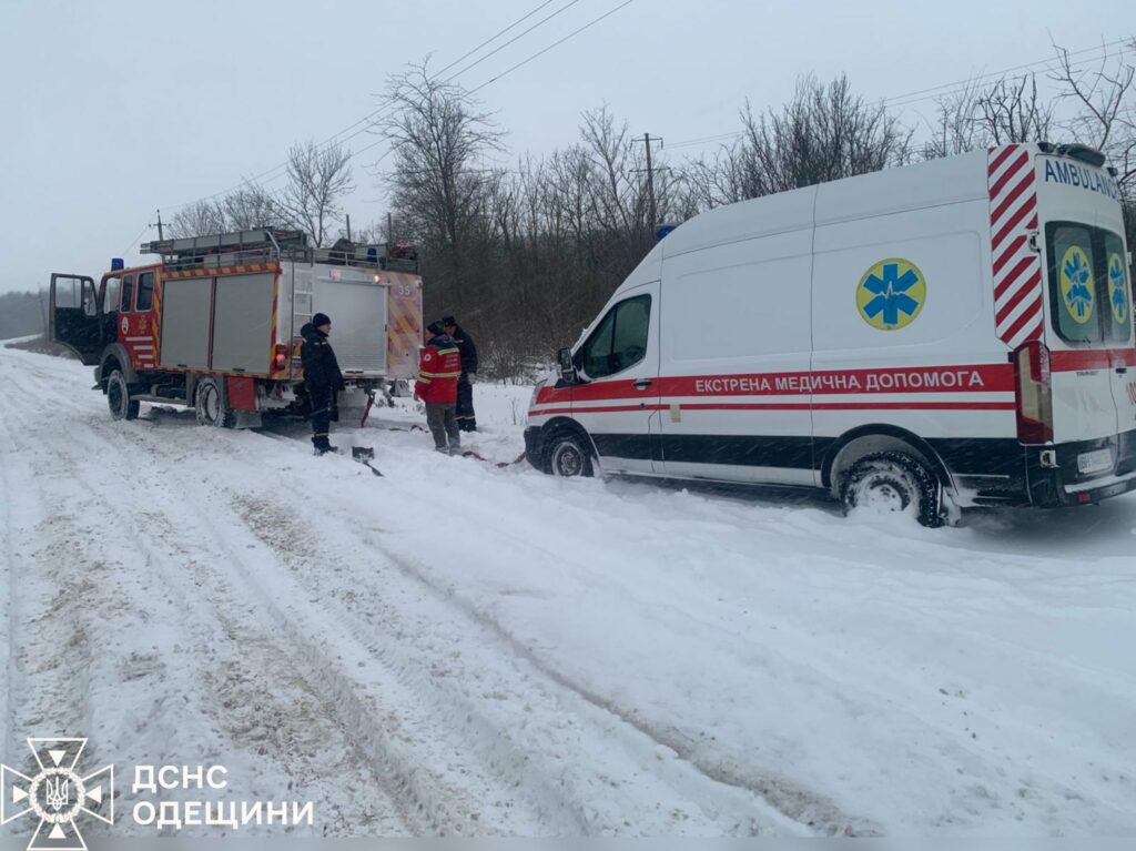На Одещині рятувальники витягали «швидкі» зі снігових заметів
