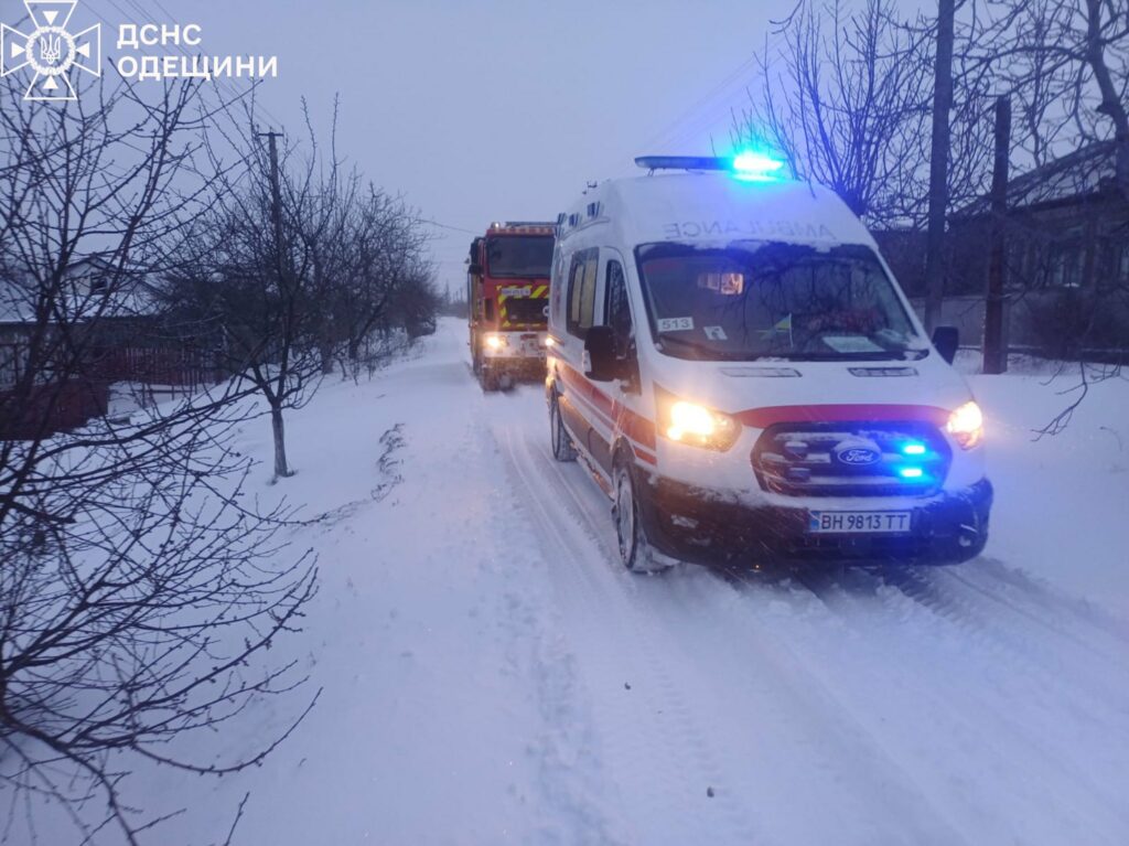На Одещині рятувальники витягали «швидкі» зі снігових заметів
