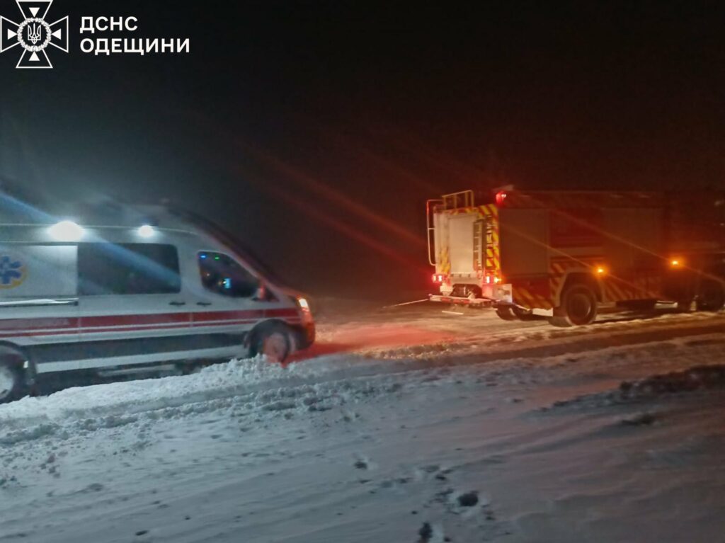 На Одещині рятувальники витягали «швидкі» зі снігових заметів