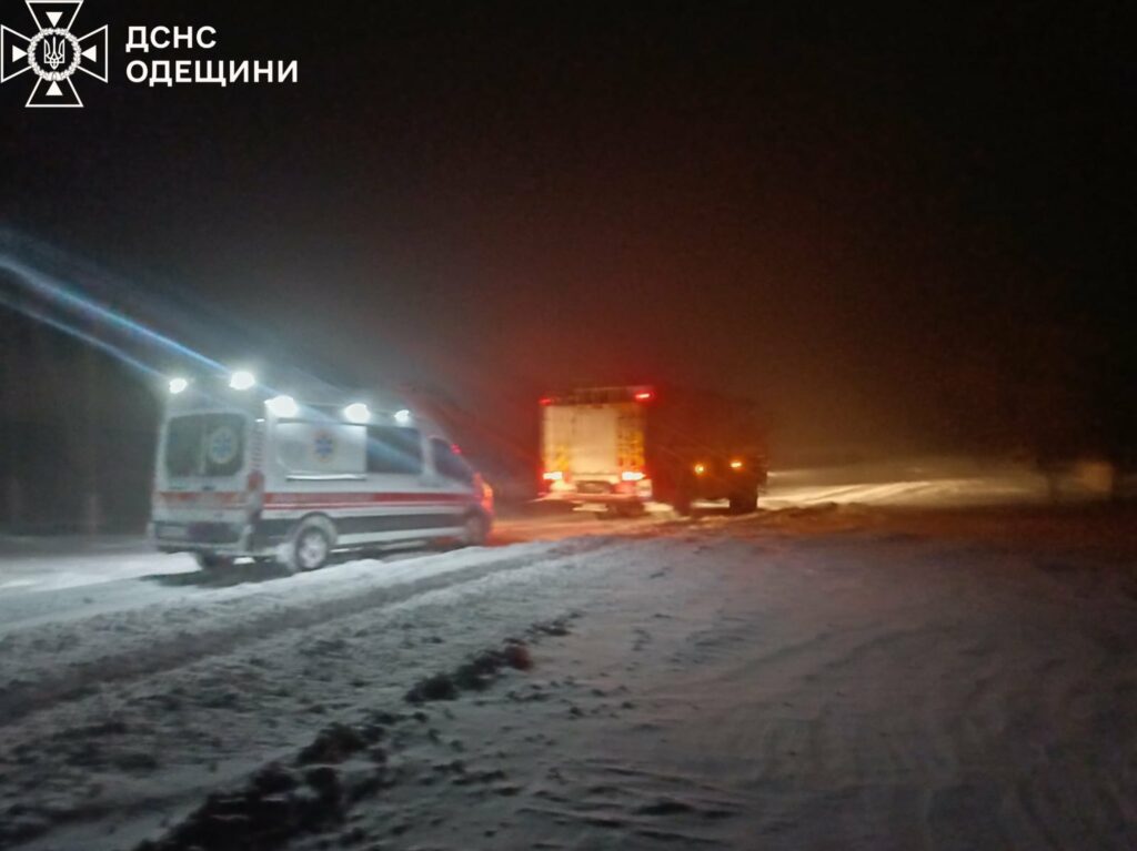 На Одещині рятувальники витягали «швидкі» зі снігових заметів