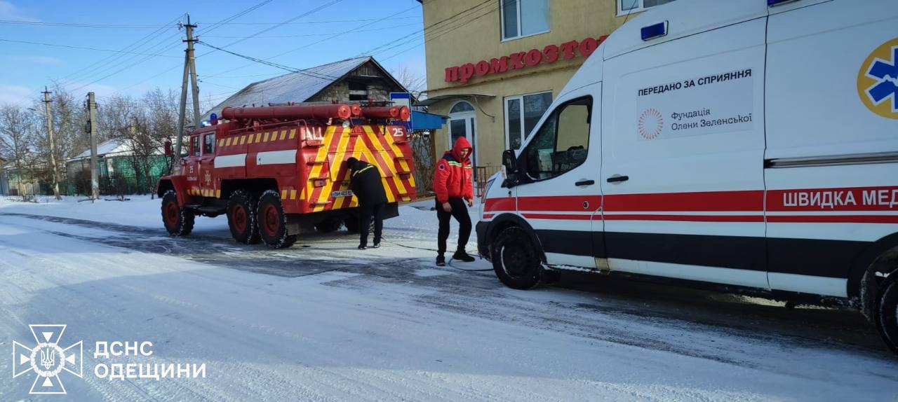 В Одесі та області зі снігових пасток діставали «швидкі», автобуси, вантажівки й легковики