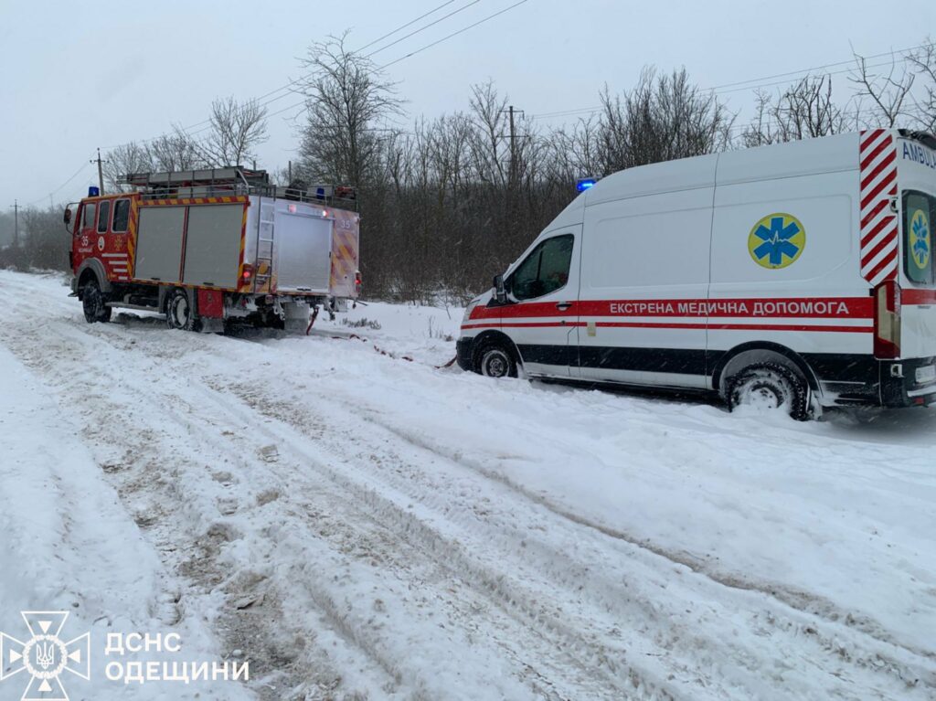 На Одещині рятувальники витягали «швидкі» зі снігових заметів
