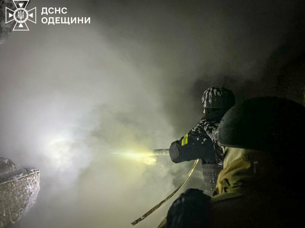 Ворог знову бив по енергетиці: рятувальники загасили масштабні пожежі на Одещині Враг снова бил по энергетике: спасатели потушили масштабные пожары в Одесской области
