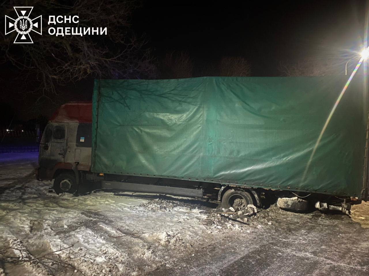 В Одесі та області зі снігових пасток діставали «швидкі», автобуси, вантажівки й легковики