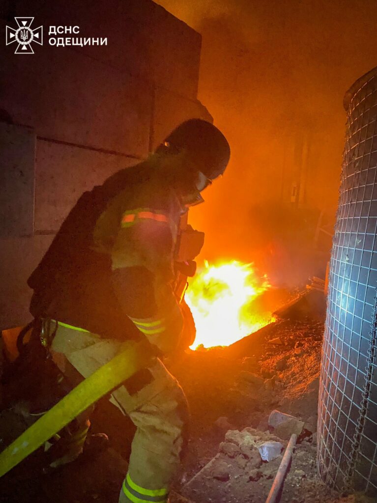 Ворог знову бив по енергетиці: рятувальники загасили масштабні пожежі на Одещині Враг снова бил по энергетике: спасатели потушили масштабные пожары в Одесской области