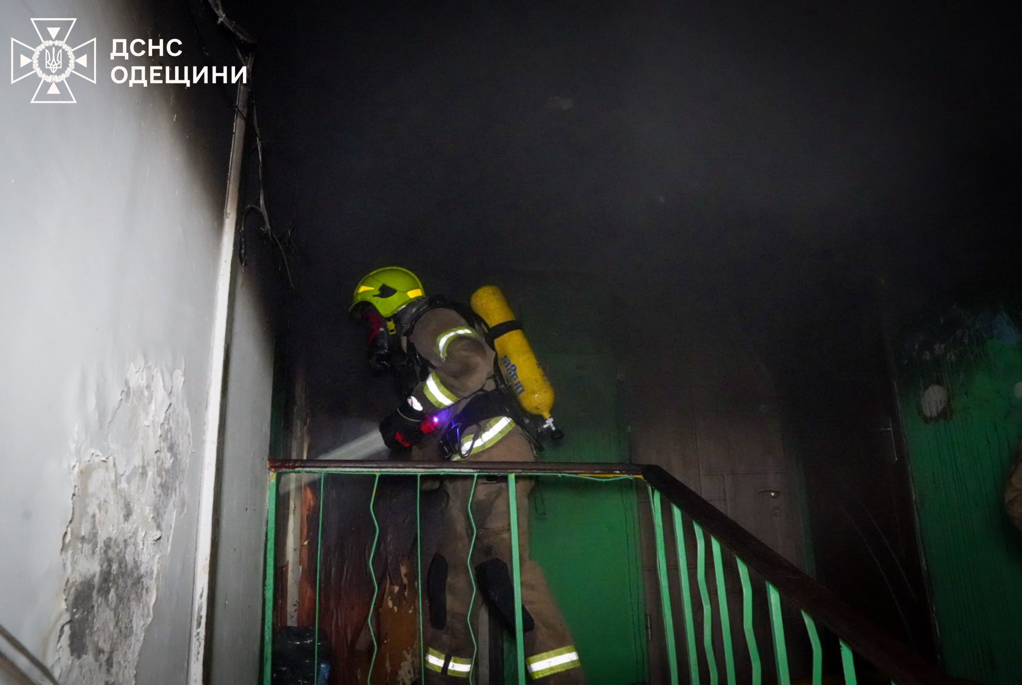 Одесса: в пятиэтажке на Черемушках ночью тушили пожар (фото, видео)