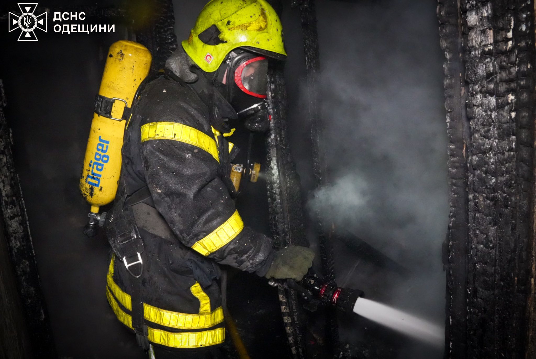 Одесса: в пятиэтажке на Черемушках ночью тушили пожар (фото, видео)