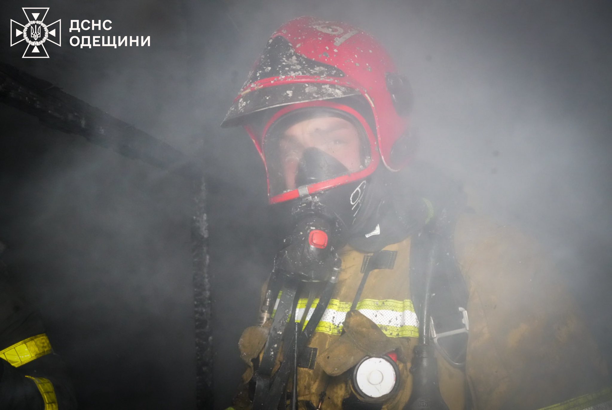 Одесса: в пятиэтажке на Черемушках ночью тушили пожар (фото, видео)