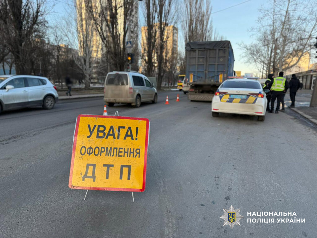 В Одессе женщина погибла под колесами грузовика на переходе с неработающим светофором