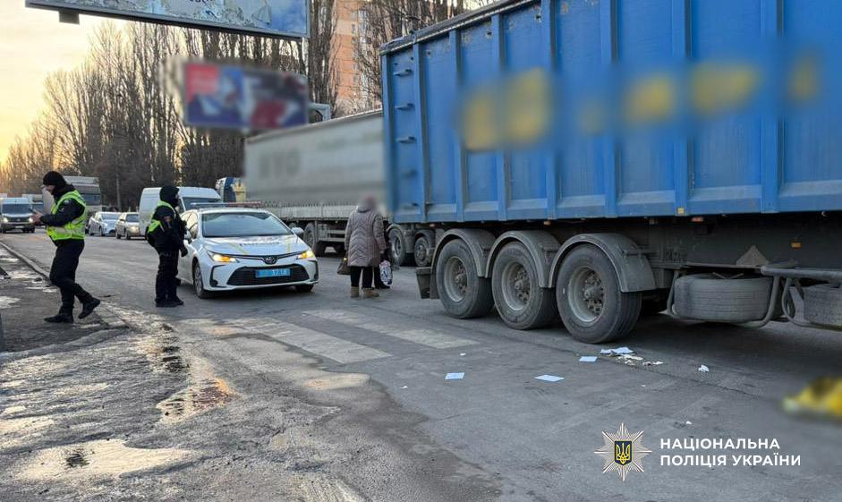В Одессе женщина погибла под колесами грузовика на переходе с неработающим светофором