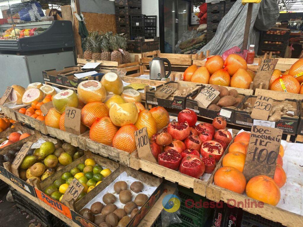 Гранат, батат та ребра: суботні ціни на одеському «Привозі»