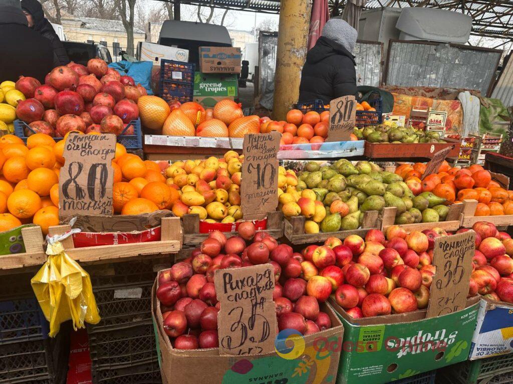 Гранат, батат та ребра: суботні ціни на одеському «Привозі»