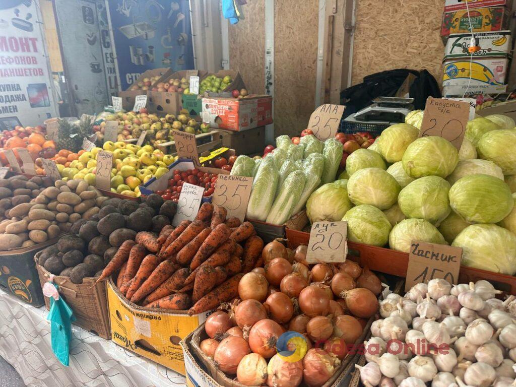 Гранат, батат та ребра: суботні ціни на одеському «Привозі»