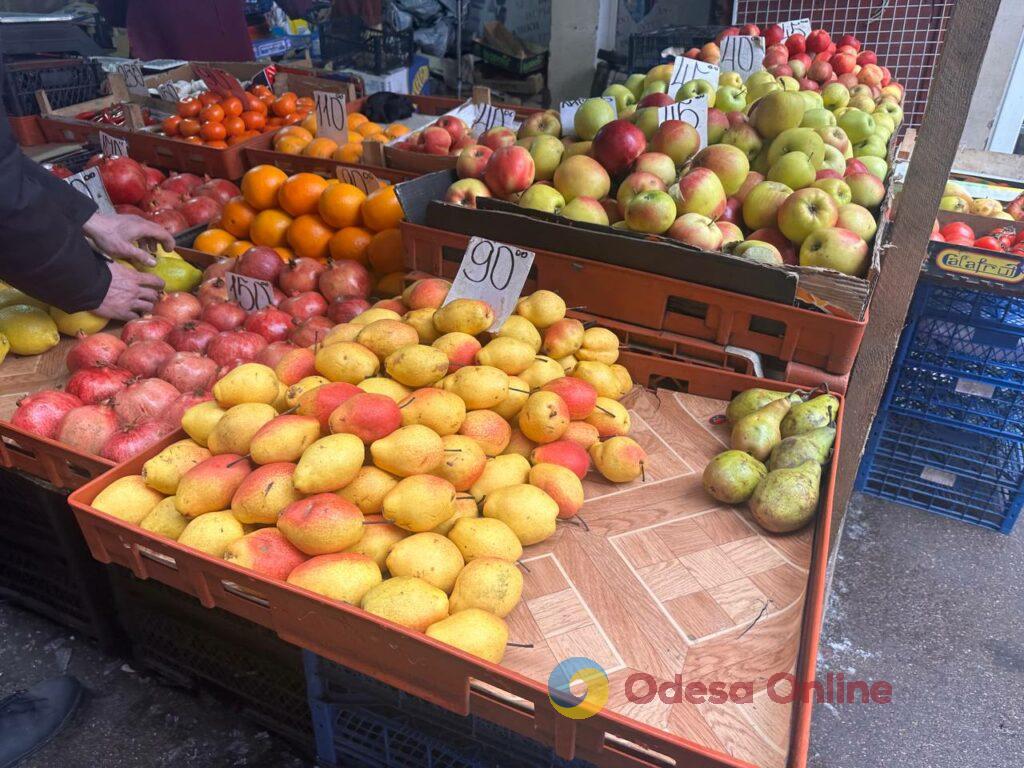 Гранат, батат та ребра: суботні ціни на одеському «Привозі»