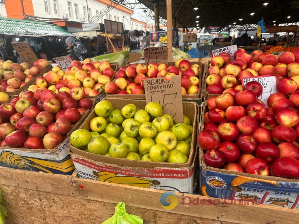Гранат, батат та ребра: суботні ціни на одеському «Привозі»