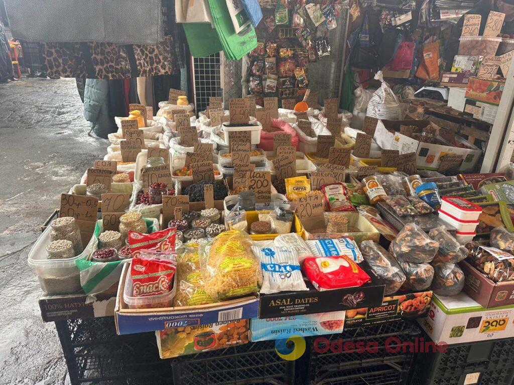 Гранат, батат та ребра: суботні ціни на одеському «Привозі»