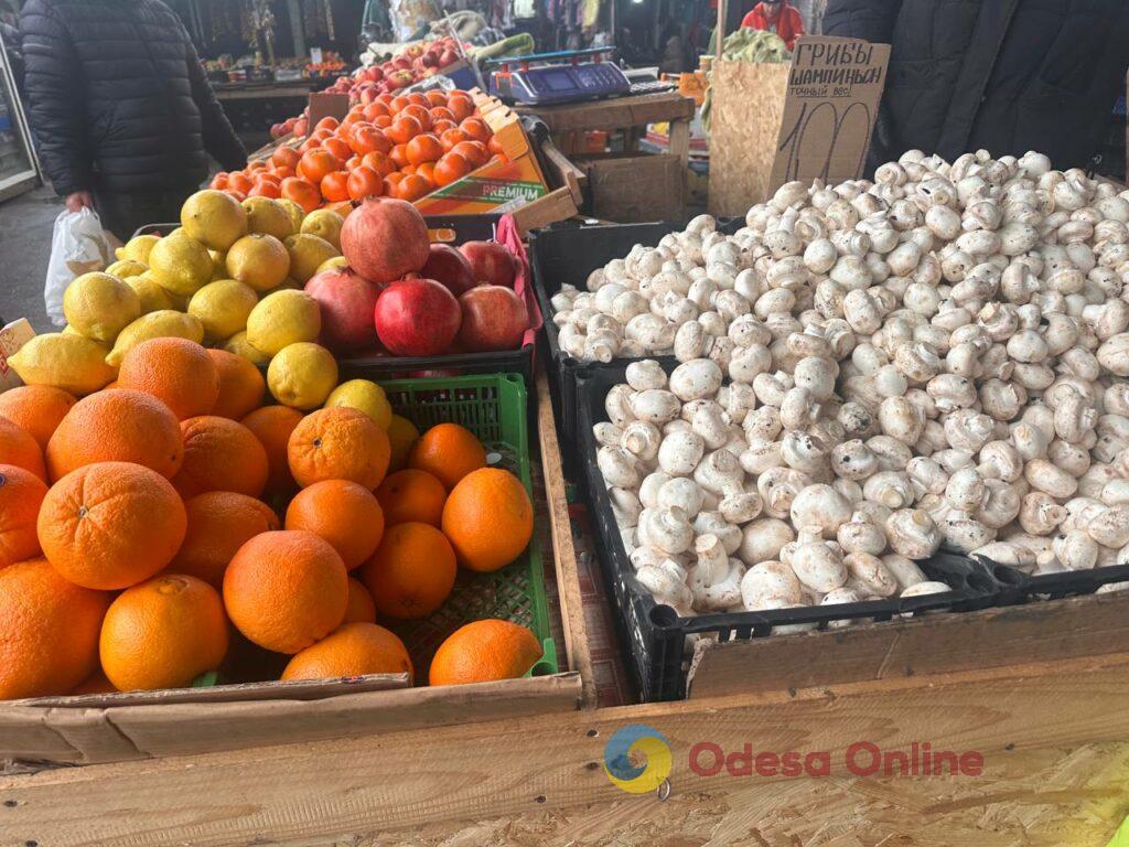 Гранат, батат та ребра: суботні ціни на одеському «Привозі»