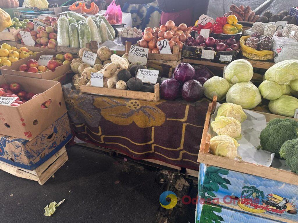 Гранат, батат та ребра: суботні ціни на одеському «Привозі»