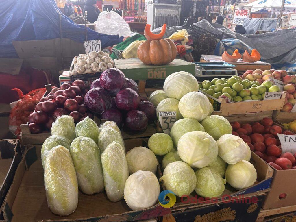 Гранат, батат та ребра: суботні ціни на одеському «Привозі»