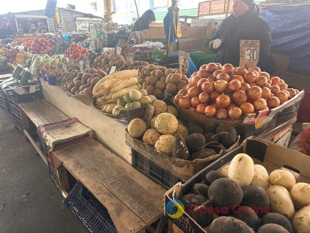 Гранат, батат та ребра: суботні ціни на одеському «Привозі»