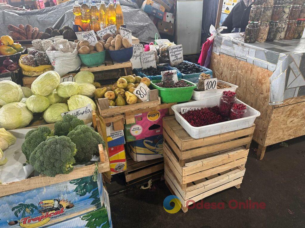 Гранат, батат та ребра: суботні ціни на одеському «Привозі»