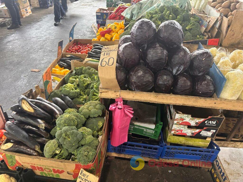 Гранат, батат та ребра: суботні ціни на одеському «Привозі»