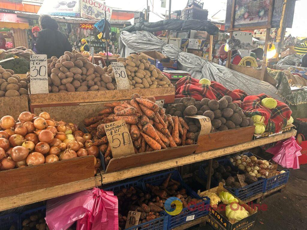 Гранат, батат та ребра: суботні ціни на одеському «Привозі»