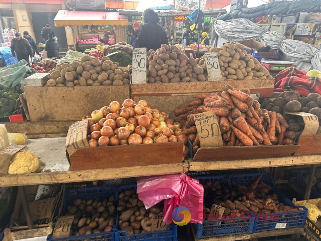 Гранат, батат та ребра: суботні ціни на одеському «Привозі»