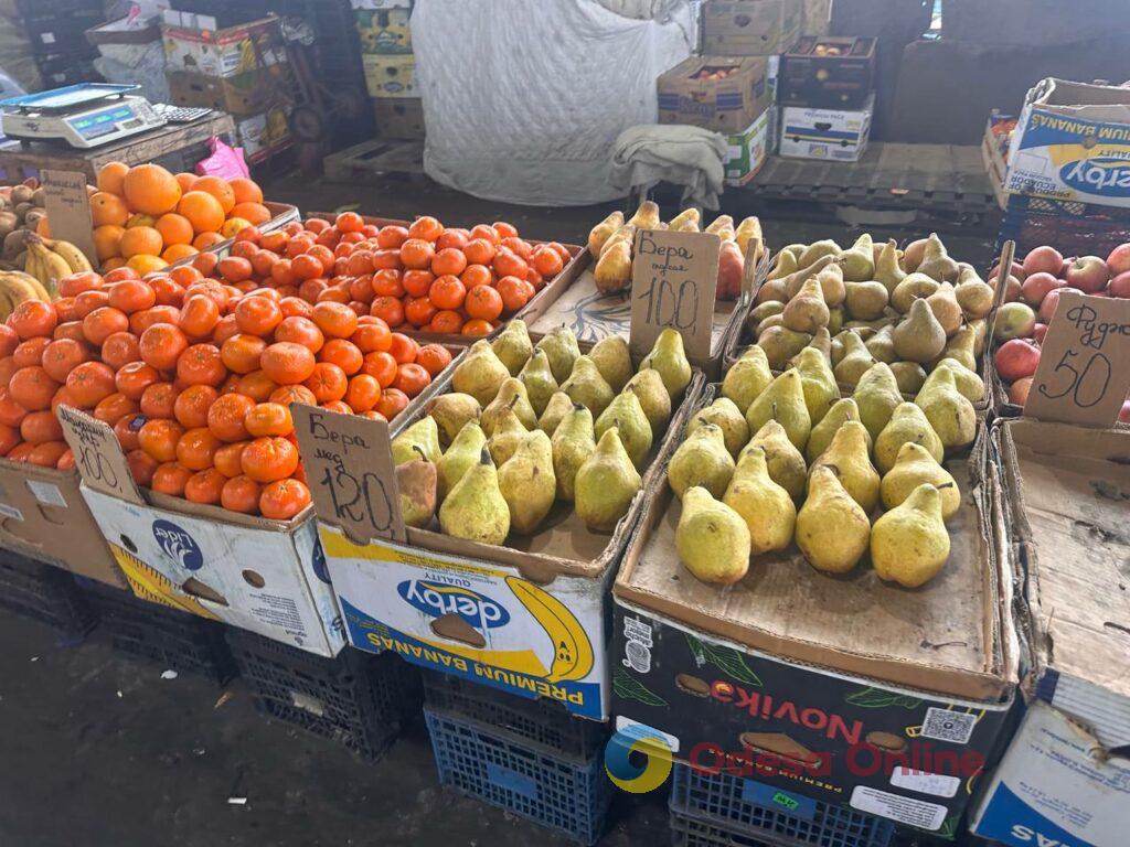 Гранат, батат та ребра: суботні ціни на одеському «Привозі»